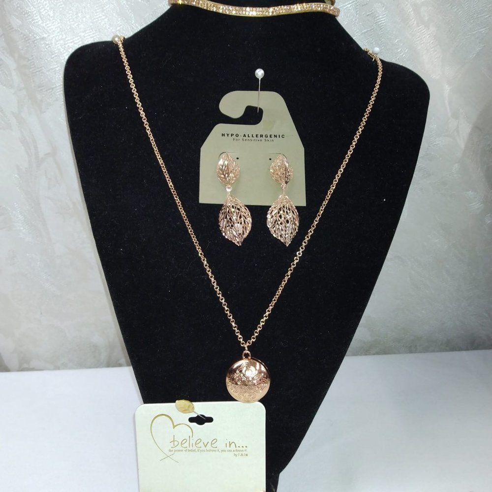 Beautiful 4 piece rose gold tone jewelry set
